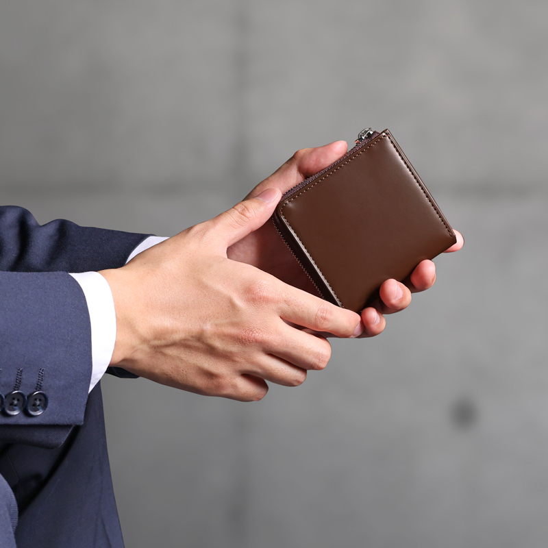 松阪牛レザーの上質な質感を、手のひらサイズに。ミニマルで機能的な